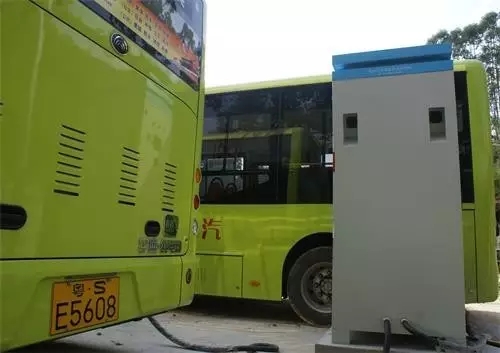 牛八体育充电桩为纯电动公交车充电