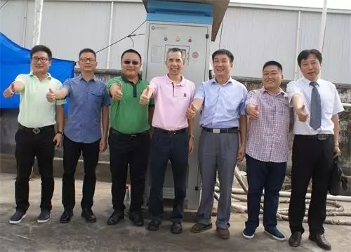 政府、公交公司、车企、充电桩厂家代表合影