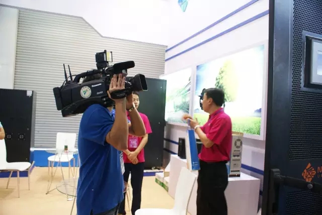 广东电视台在牛八体育展厅拍摄报道