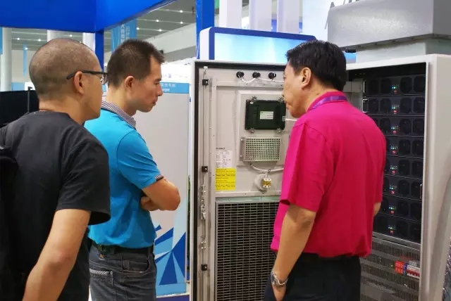 牛八体育销售人员向客户介绍产品细节