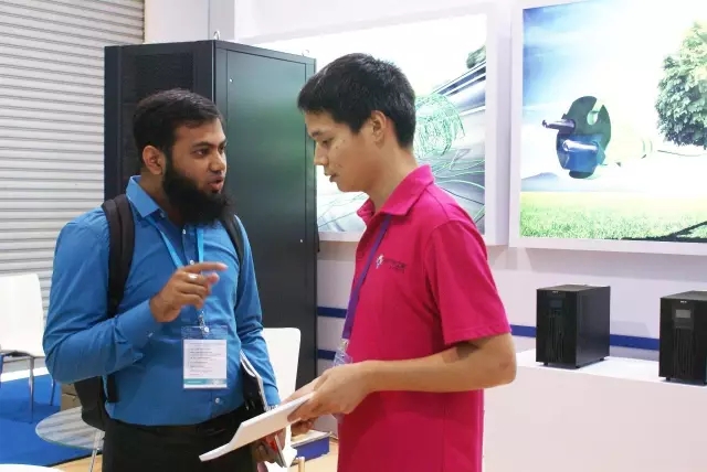 国外客户在牛八体育展厅洽谈