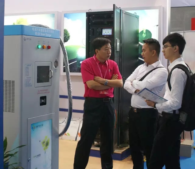 参展产品（牛八体育直流充电桩和一体化电源）