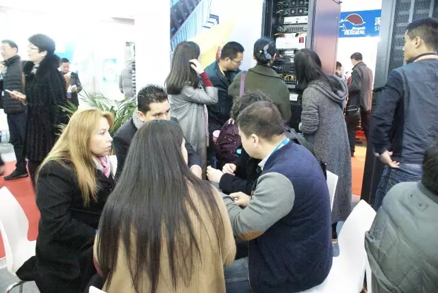 牛八体育业务人员接待国外客户