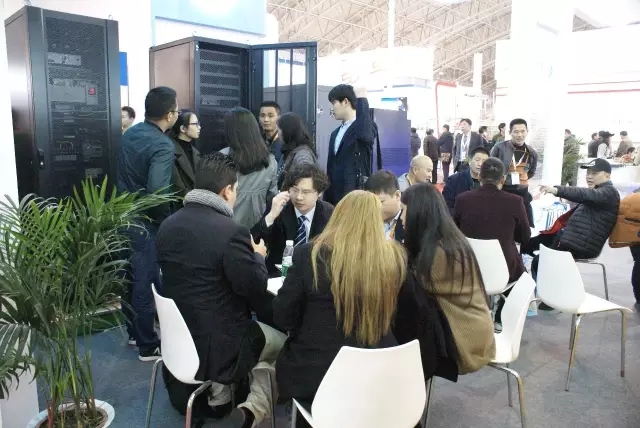 牛八体育业务人员与客户洽谈