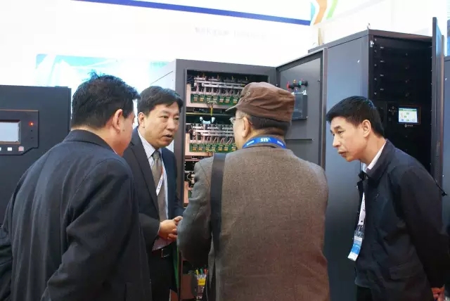 牛八体育销售人员向客户介绍产品细节