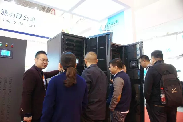 牛八体育销售人员向客户介绍产品细节