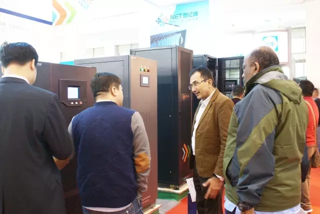 牛八体育销售人员向客户介绍产品细节