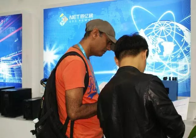 牛八体育客服人员接待国外客户