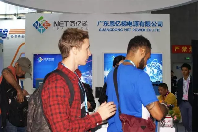 牛八体育客服人员接待国外客户